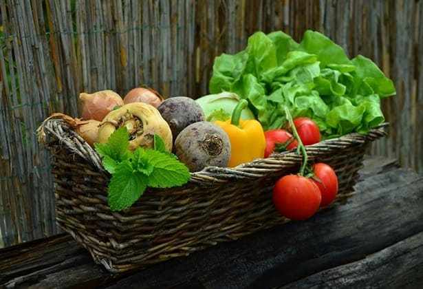 зеленчуци в кошница